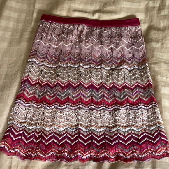 Italian Multicolor Knit Skirt with Covered Elastic Waistband and Scalloped Hem. - Picture 1 of 9